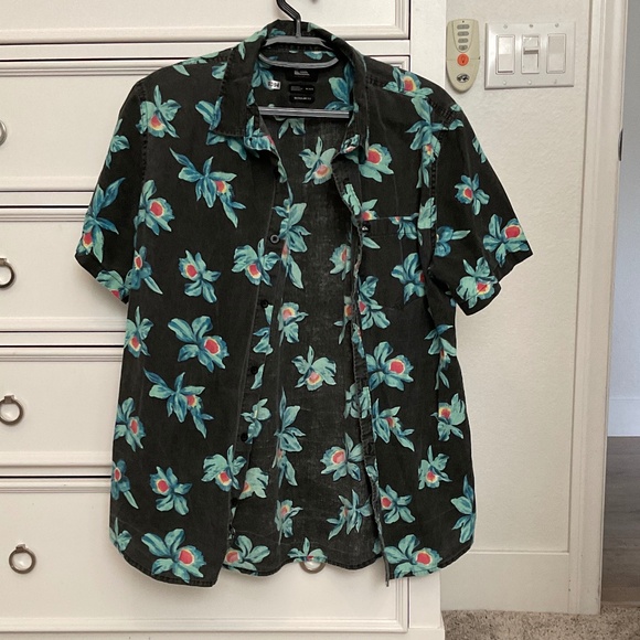 #0394 Black with Blue Flowers Button Up Size M Brand Quicksilver - Picture 1 of 3